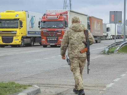 Soldado ucraniano con el rifle en el hombre durante la Guerra de Ucrania
