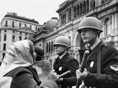 Las violaciones a los derechos humanos no fueron hechos aislados, sino parte de una política deliberada para eliminar toda forma de disidencia política e ideológica que dejó un saldo de miles de víctimas, incluyendo bebés apropiados, centros clandestinos de detención y una sociedad marcada por el miedo y el silencio