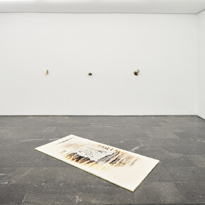 M Reme Silvestre, L'escala fosca del desig no té barana, vista de exhibición. Cortesía de Galería Luis Adelantado