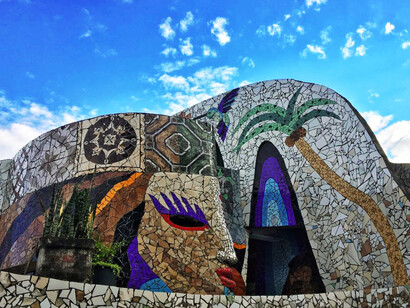 Bob Nadkarni morou por anos no Rio de Janeiro e se apaixonou por uma brasileira, Adriana. Em forma de agradecimento ao local e ao Brasil, ele deixou um mosaico em homenagem a Adriana estampado na parte superior da casa de três andares