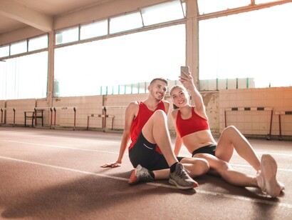 Amigos demoram para começar a treinar porque tiram selfies no celular