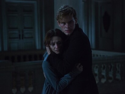 Addison Timlin y Jeremy Irvine son los jóvenes protagonistas de la adaptación de «Fallen»