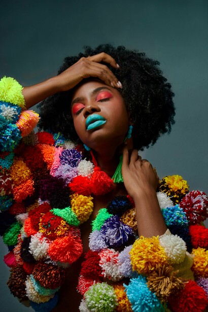 Modelo feminina com roupa colorida. Mais do que vestir, a moda comunica identidades e reflete o tempo em que vivemos