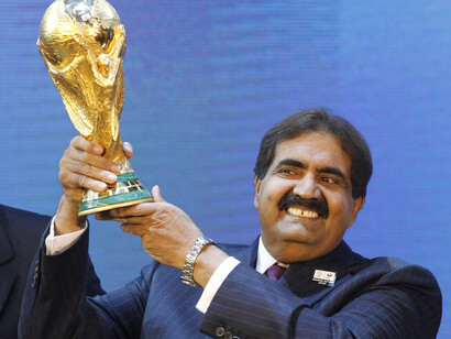 El Emir de Catar Sheikh Hamad bin Kalifa Al-Thani sostiene el trofeo de la Copa del Mundo de fútbol