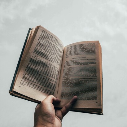 Libro che si staglia su un cielo nuvoloso: "nell’autopoiesi la carta è un po’ nuvola e la nuvola è un po’ carta"