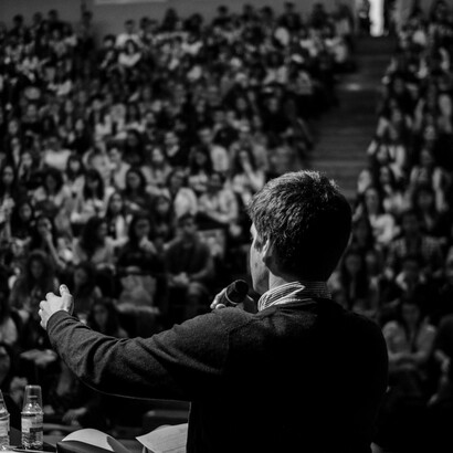 Se il populismo semplifica e polarizza la realtà attraverso slogan e provocazioni, il burocratese tende invece a nasconderla dietro formule tecniche ed eufemistiche