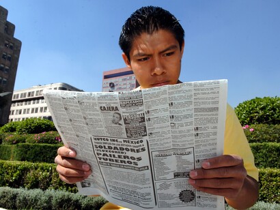 Joven buscando ofertas de empleo en el periódico