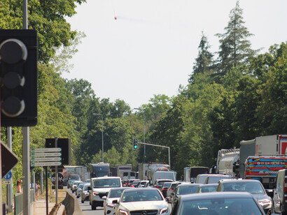 Un helicóptero sobrevuela el bulevar de Constance, en Fontainebleau, tras el cierre de la autopista A6, durante los incendios forestales de Fontainebleau, Francia