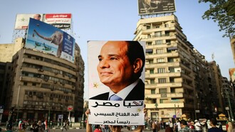 Un seguidor con un cartel de Al-Sisi, quien promovió un golpe de Estado en 2013 y desde 2014 es presidente de Egipto