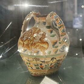 La ceramica cerretese e laurentina è apprezzata in tutta Italia per la sua qualità e originalità. Brocca in ceramica presso il Museo civico e della ceramica cerretese, Cerreto Sannita, Benevento, Italia