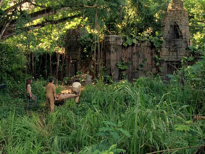 "Lost", l'ultima stagione. Seguendo le istruzioni di Jacob, Jack, Kate, Jin, Miles e Hurley trasportano Sayid, ormai moribondo, in un antico tempio costruito da una civiltà che abitava l'isola in tempi remoti