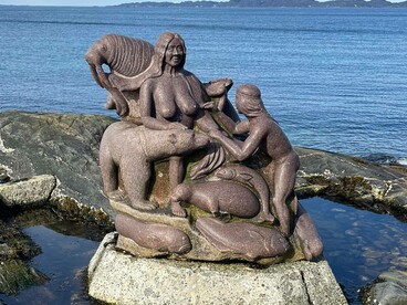 La scultura Sassuma Arnaa (Mother of the Sea), situata a Nuuk, in Groenlandia