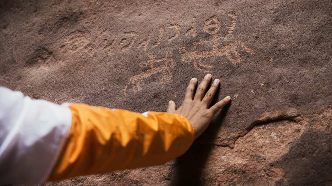 Un mural prehistórico marcado con jeroglíficos