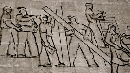 Este bajorrelieve realista socialista de 1949, esculpido por István Tar en Budapest, muestra a obreros idealizados trabajando juntos con herramientas y vigas para reconstruir la nación