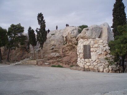 Se è la vendetta a regolare i rapporti drammatici nelle vicende delle tragedie greche  e se l’Areopago assolve Oreste, allora significa che l’Areopago nulla ha da vendicare 