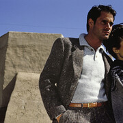  Rico Puhlmann, Erdfarbener Anzug aus Wolltweed von Paul Smith, Wollhemd im Polostil von Bill
 Ditford Design, Kleid von Adrienne Vittadini, New Mexico Museum of Art (Santa Fe), 1983. Mit freundlicher genehmigung des Kunstbibliothek