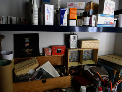 Due barattoli con dentro matite colorate, pennarelli, penne biro, alcune non utilizzabili, ma non si sa mai, forse, in futuro, riprenderanno a scrivere, foto Valeria Nonni