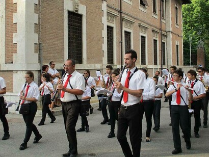 Sfilata delle bande musicali durante la Settimana Marsicana nel 2016
