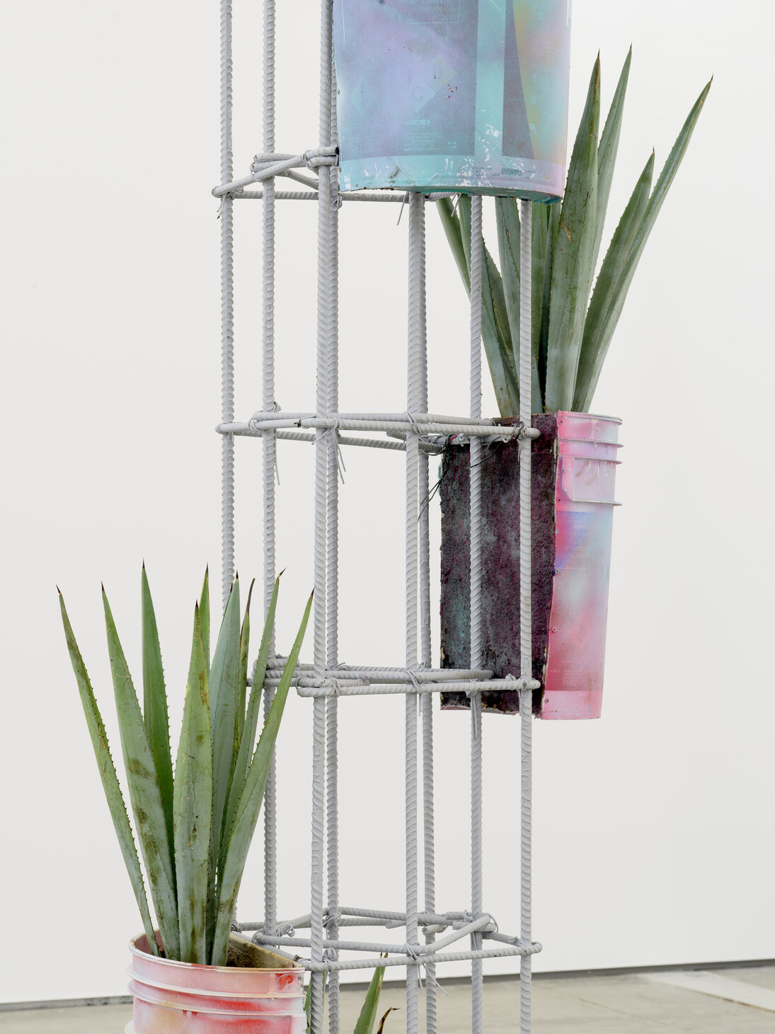 Adrien Missika, Superior Futuro (Agave), 2015. Hormigón, acero, botes de pintura Comex, pintura, madera, sellador, plantas, suelo. 116.14 x 35.43 x 35.43 pulgadas