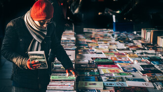 Un curioso lector se pasea por una librería de Barcelona en Cataluña, España