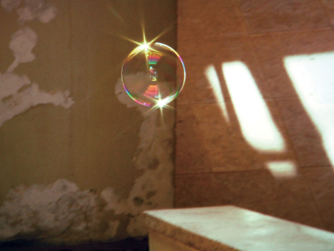 Rivane Neuenschwander e Cao Guimaraes, The Tenant, 2010, Projeção digital de alta definição, 10' 34'', Cortesia da artista, Galeria Fortes Vilaça