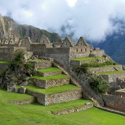 El guía convocó nuevamente a los porteadores para presenciar una misa celebrada en las alturas de Phuyupatamarca, Perú. Machu Picchu, Perú