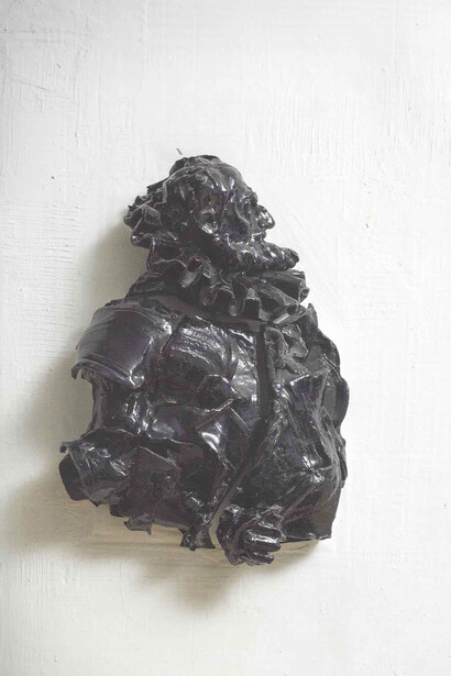 Carlo V, Terracotta invetriata e gesso. Courtesy of galleria Maurizio Nobile