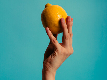 L’olio essenziale di limone si può utilizzare come profumo per ambiente oppure sulla pelle