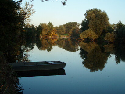 El estanque «Old Laborec», situado en el extremo sureste de Veľké Raškovce, a principios de otoño (septiembre de 2006), Eslovaquia