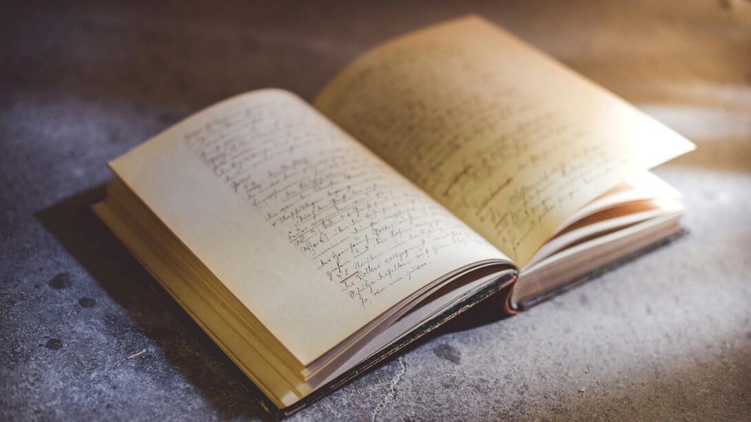 La storia delle religioni richiede un metodo capace di integrare filologia, antropologia e comparazione storica, evitando tanto le interpretazioni speculative quanto le riduzioni biologiche del fenomeno religioso