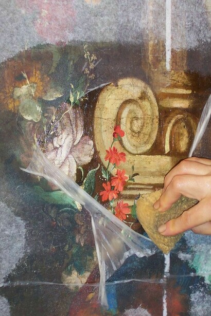 Esempio di svelinatura. Con spugna vegetale, bagnata di acqua calda e ben strizzata, viene asportata la carta giapponese e il suo collante.  