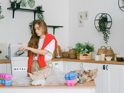 Educar a la población en prácticas de reducción, reutilización y reciclaje es el primer paso para revertir este problema global