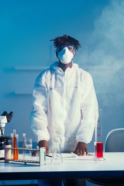 La toma de apuntes detallada y el estudio autodidacta son esenciales para consolidar información y aplicarla en proyectos de ingeniería