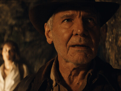 Indiana Jones. Il professore Henry Jones (Harrison Ford) ormai stanco e anziano, che sta per andare in pensione e si sta separando dalla moglie, viene coinvolto da un’intraprendente studentessa di archeologia Helena (Phoebe Waller-Bridge) figlia di un suo collega e amico di lunga data Basil Shaw (Toby Jones), in una nuova rocambolesca avventura