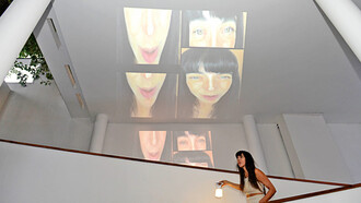 María Estévez (autora) como anfitriona de “Desiertos: Un viaje de perspectivas”, noviembre de 2024, Casa Curutchet, La Plata, Buenos Aires, Argentina. Fotografía de Sofía Rodriguez Laguens y Mario Retik