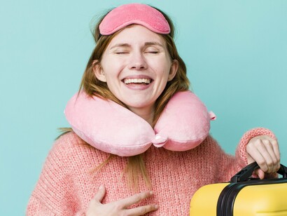 Decked out in playful pink travel accessories, this woman represents the article’s call for balancing comfort and energy to enjoy every moment on the road