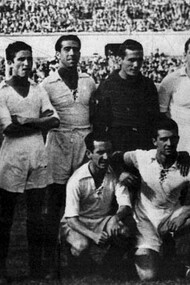 1939. In foto lo schieramento di calciatori ufficiale della squadra di calcio del Siviglia di quegli anni