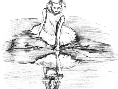 Mujer reflejada en un estanque