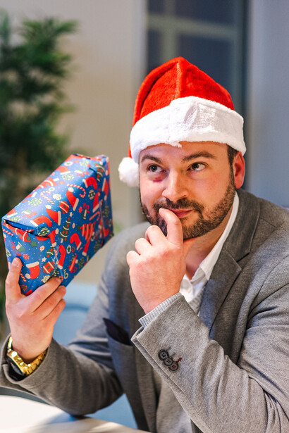 Executivo tenta adivinhar o que tem dentro de seu presente de Natal