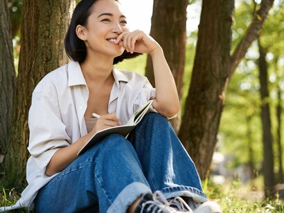 By dedicating a short, specific period to writing, individuals can achieve a mental shift and release tension, bringing comfort to body and mind