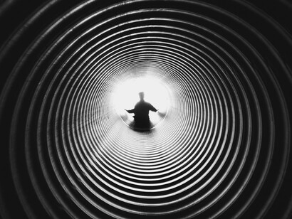 Homem olha para as profundezas de um poço em referência à digressão de seus pensamentos