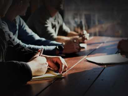 Movilizaciones y debates son parte del juego democrático, donde los intereses en conflicto se hacen visibles, la gente toma posiciones y se inicia un diálogo