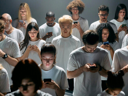 Connectés partout, mais rarement ensemble : la présence numérique remplace peu à peu la présence humaine