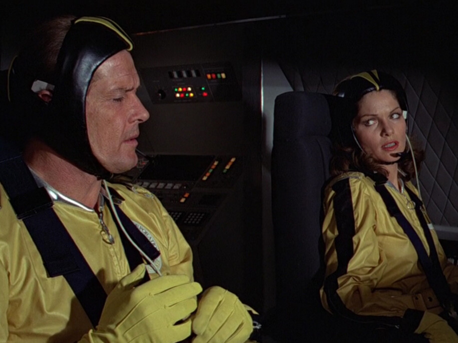 Roger Moore y Lois Chiles en "Moonraker"