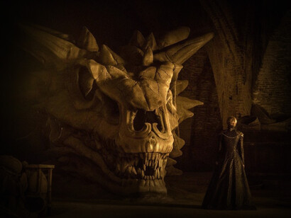 Cersei Lannister frente al cráneo del gran dragón Balerion en la serie 'Juego de Tronos'