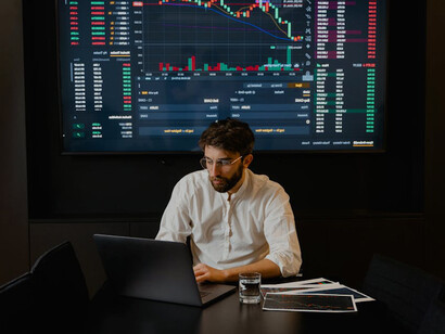 The decision support system (DSS) helps middle managers by analysing patterns and presenting relevant information, as captured in this image of the data analyst preparing crucial insights