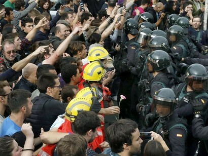 Participantes en el referéndum y bomberos se encaran a miembros de la Guardia Civil
