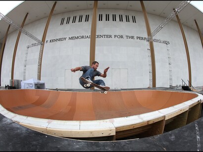 Ben Ashworth, skater en la pista instalada junto al Kennedy Center de Washington, D.C. con motivo del festival Finding a Line. Foto: John Falls