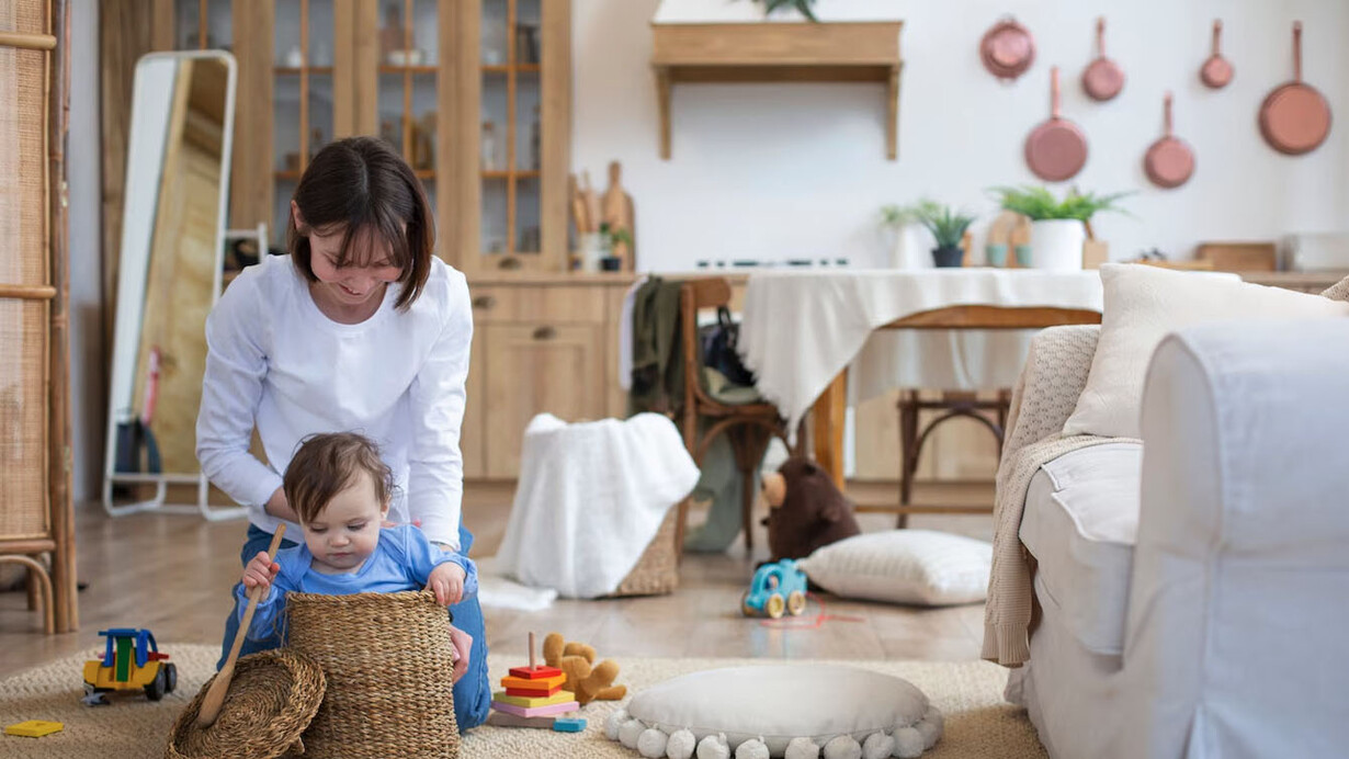 Niña que tiene que asumir la responsabilidad de tener que cuidar de hermanos menores de forma habitual y sistemática