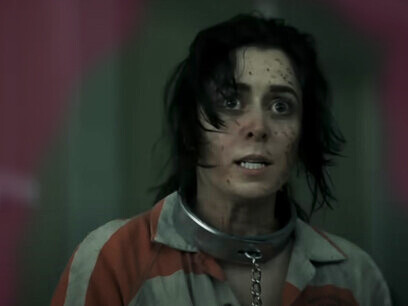 Cristin Milioti, uno de los pilares secundarios de la narrativa, aporta una humanidad tangible a este universo oscuro